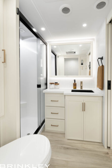 Model Z 3200 Fifth Wheels Bathroom Overview 2027 Brinkley RV 2803